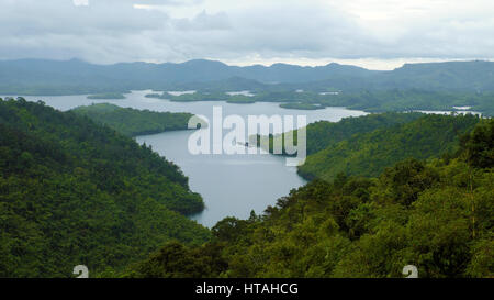 L'écosystème du lac incroyable avec une forme de hill autour du lac, forêt verte sur la chaîne de montagne besoin de conserves pour l'environnement dans le changement climatique Banque D'Images