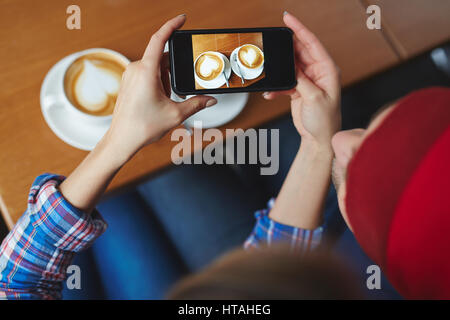 Annonces capturant deux tasses avec du café chaud Banque D'Images