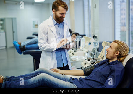 Médecin en consultation donateurs jeunes blanchon Banque D'Images