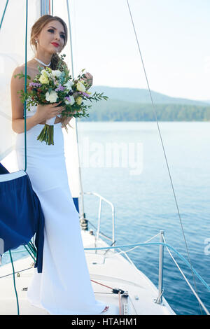Belle Mariée en robe de mariée blanche flotter par location Banque D'Images