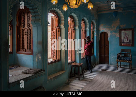 Un dépositaire dans l'intérieur du City Palace à Udaipur, Inde. Banque D'Images