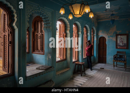 Un dépositaire dans l'intérieur du City Palace à Udaipur, Inde. Banque D'Images