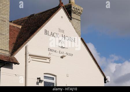 Le cheval noir, Swaffham Bulbeck, Cambridgeshire, proclame sur ses murs : bois - manger - Dormir' Banque D'Images