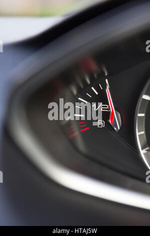 Close Up de la jauge de carburant en plein Enregistrement de voiture Banque D'Images
