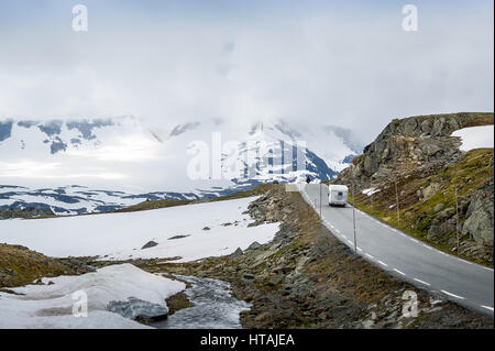 Le camping-car et moto voyagent la célèbre route de comté 55. Route de montagne la plus élevée en Norvège, la partie de la Route Touristique. Banque D'Images