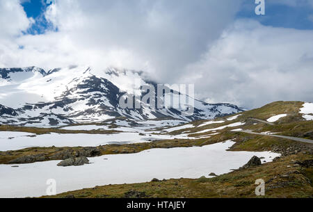 Sur la montagne et le célèbre chemin de comté 55 - serpentine norvégien spectaculaire route de montagne où la neige est à l'été. Sognefjellet, la Norvège. Banque D'Images