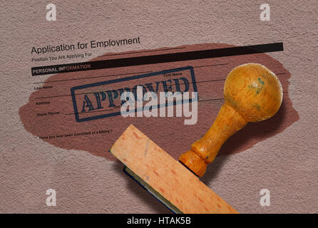 Timbres en caoutchouc et le texte approuvé sur le formulaire de demande d'emploi Banque D'Images