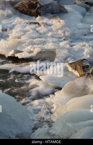 Vereister Fluß im Winter Banque D'Images