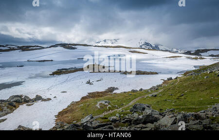 De la neige et des pistes au milieu de l'été. La route de comté 55 norvégien célèbre dans les montagnes. Sognefjellet, la Norvège. Banque D'Images