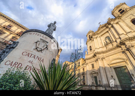 Église de Saint François et le cardinal Giuseppe Benedetto Dusmet monument à François d'assise, dans la ville de Catane, Sicile, Italie Île Banque D'Images