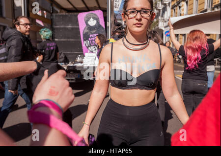 Milano, Italie. 8 mars, Journée des femmes. Manifestation pour les droits des femmes "Non una di meno -pas un de moins". Banque D'Images