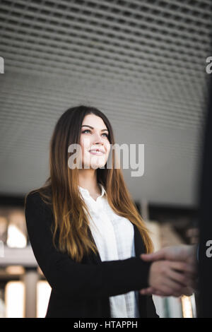 Cheerful young businesswoman, ou client et l'établissement de liaison in office Banque D'Images