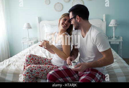 Leur couple enjoying matin et du café romantique Banque D'Images