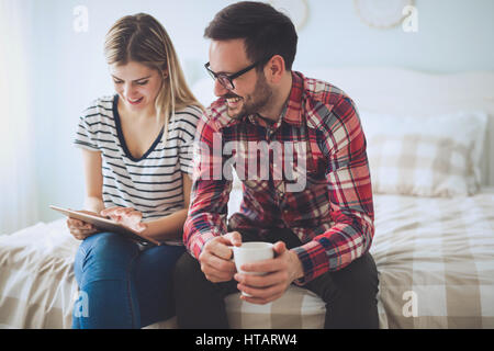 Leisurly couple in love shopping en ligne à l'aide de tablet Banque D'Images