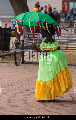 Le défilé de carnaval des enfants colorés dans le quartier historique de la vieille ville coloniale de Santo Domingo, République dominicaine. Site du patrimoine mondial de l'UNESCO. Banque D'Images