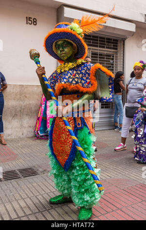 Le défilé de carnaval des enfants colorés dans le quartier historique de la vieille ville coloniale de Santo Domingo, République dominicaine. Site du patrimoine mondial de l'UNESCO. Banque D'Images