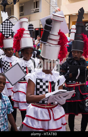 Le défilé de carnaval des enfants colorés dans le quartier historique de la vieille ville coloniale de Santo Domingo, République dominicaine. Site du patrimoine mondial de l'UNESCO. Banque D'Images