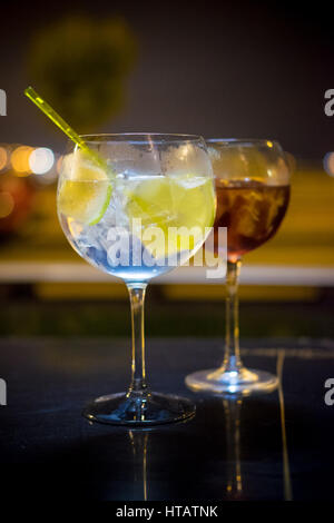 Un grand verre de gin tonic avec un Martini et tonique sur une table de bar à Bilbao en Espagne Banque D'Images
