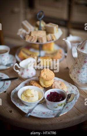 Un thé composé de scones, de confiture et de crème et de petits sandwichs et un pot de thé, au château de Chiddingstone dans le Kent Banque D'Images