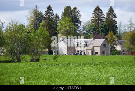 Une propriété rurale écossais traditionnel situé dans la campagne entourant le Cairngorms dans les Highlands écossais. UK. Banque D'Images