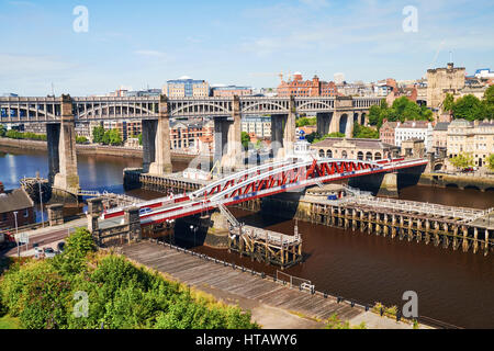 NEWCASTLE Upon Tyne, England, UK - 13 août 2015 : Le Swing et de ponts sur la rivière Tyne à Newcastle. Banque D'Images