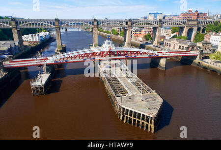 NEWCASTLE Upon Tyne, England, UK - 13 août 2015 : Le Swing et de ponts sur la rivière Tyne à Newcastle. Banque D'Images