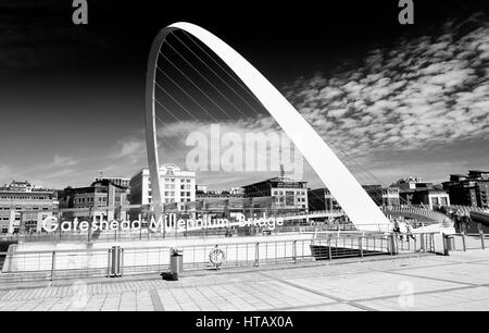 NEWCASTLE Upon Tyne, England, UK - août 13, 2015:image en noir et blanc de la Gateshead Millennium Bridge Banque D'Images