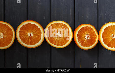 Les oranges fraîches sur fond de bois sombre. Vue de dessus, de l'espace pour le texte Banque D'Images