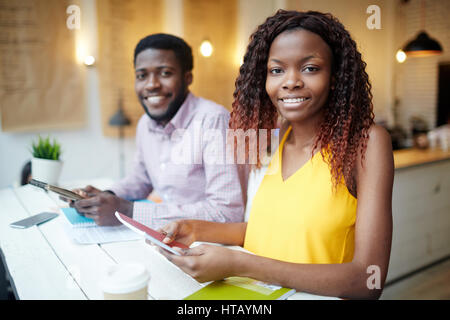 Smiling girl avec son groupmate remet en arrière-plan sur Banque D'Images