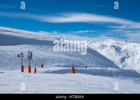 Signes de pistes à Méribel, station de ski des trois vallées, dans les Alpes françaises, sur une journée claire et ensoleillée en février 2017 Banque D'Images