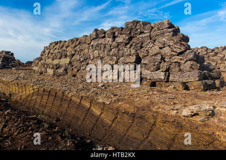 Le démantèlement de la tourbe dans la lande avec Goldenstedt, Basse-Saxe, la tourbe dans la lande, Torfabbau im Moor bei Goldenstedt Niedersachsen,, , Torf im Moor Banque D'Images