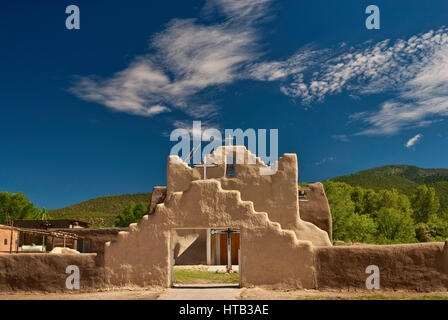 Gate à l'église à Picuris Pueblo, New Mexico, USA Banque D'Images