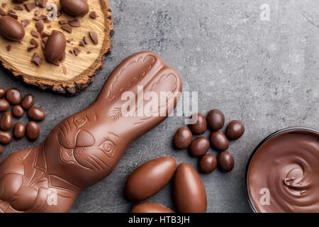 Délicieux chocolat lapin de Pâques et les oeufs sur fond de bois Banque D'Images