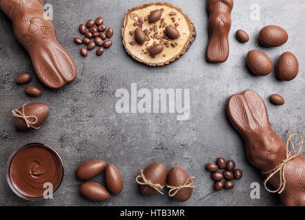 Délicieux chocolat lapin de Pâques et les oeufs sur fond de bois Banque D'Images