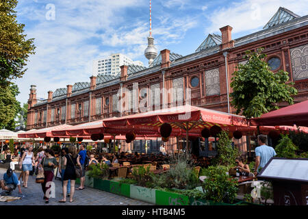 Berlin. L'Allemagne. Restaurants & Cafés en plein air à Hackescher Markt. Banque D'Images