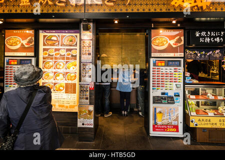 Noodle Bar où manger debout, Kyoto, Japon Banque D'Images