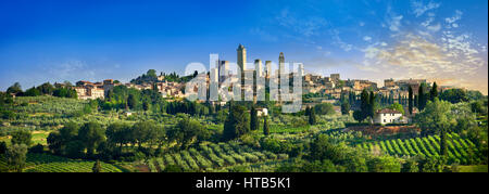 Vue panoramique du 13e siècle la ville médiévale au sommet d'une colline, les murs et les tours de San Gimignano. Toscane Italie Banque D'Images