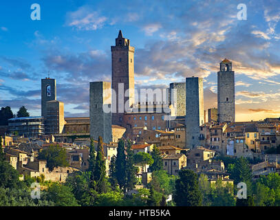 Vue panoramique du 13e siècle la ville médiévale au sommet d'une colline, les murs et les tours de San Gimignano. Toscane Italie Banque D'Images