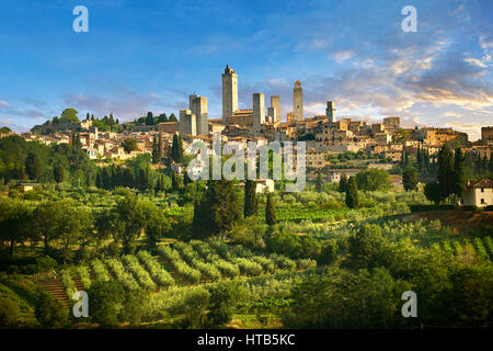 Vue panoramique du 13e siècle la ville médiévale au sommet d'une colline, les murs et les tours de San Gimignano. Toscane Italie Banque D'Images