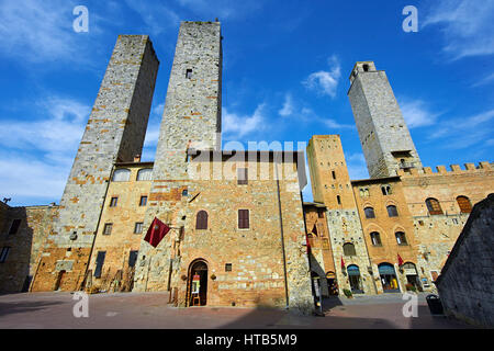 Ce qu'on appelle tours jumelles de San Gimignano construit au 13e siècle comme des tours de défense San Gimignano, Toscane Italie Banque D'Images
