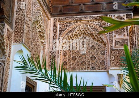 Arabesque berbère Mocarabe Muqarnas et plâtré.La Petite Cour, Palais de la Bahia, Marrakech, Maroc Banque D'Images