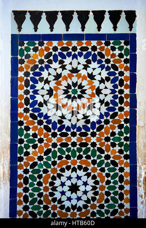 Panneaux décoratifs carreaux Zellige.La Petite Cour, Palais de la Bahia, Marrakech, Maroc Banque D'Images