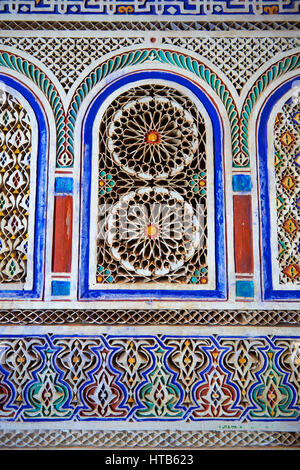 Arabesque berbère moracbe décoratifs en plâtre de Bou Ahmed's Harem. Palais de la Bahia, Marrakech, Maroc Banque D'Images