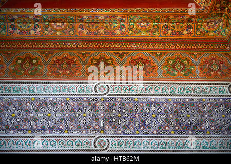 Décoration arabesque Muqarnas berbère nid d'plâtre capitales de Bou Ahmed's Harem. Palais de la Bahia, Marrakech, Maroc Banque D'Images