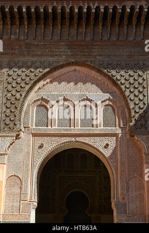 Morcabe arabesque berbère gypseries du 14e siècle Madersa Ben Youssef (Collège islamique), Marrakech, Maroc Banque D'Images