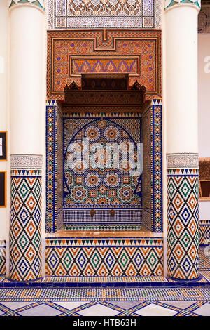 Morcabe plasterwok Arabesque berbère de carreaux Zellige une fontaine au musée de Marrakech dans le palais Dar Menebhi, Marrakech, Maroc Banque D'Images