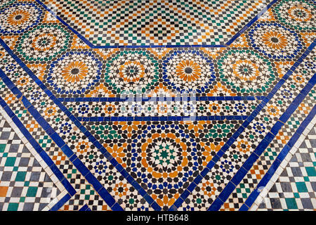 Carreaux Zellige Arabesque berbère du musée de Marrakech dans le palais Dar Menebhi, Marrakech, Maroc Banque D'Images