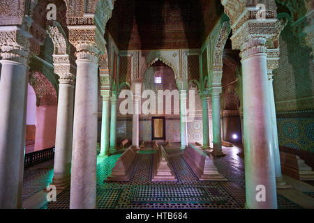 L'architecture arabesque la tombe d'al-Mansur fils dans les tombeaux saadiens le 16ème siècle le mausolée de souverains Saadiens, Marrakech, Maroc Banque D'Images