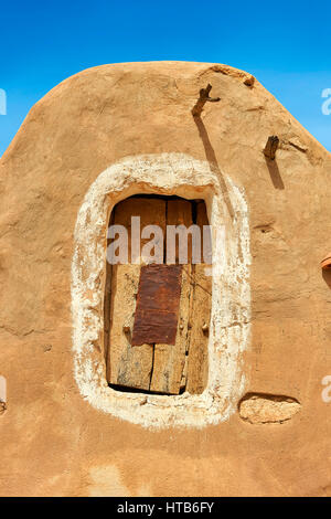 Le nord du Sahara silos de stockage ghorfa de la brique de boue traditionnel berbère Ksar fortifié de Hedada ou Hadada, près de l'Tetouin, Tunisie, le paramè tres Banque D'Images