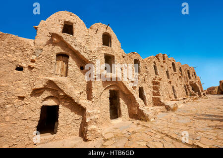 Le nord du Sahara silos de stockage ghorfa de la brique de boue traditionnel berbère Ksar fortifié de Hedada ou Hadada, près de l'Tetouin, Tunisie, le paramè tres Banque D'Images